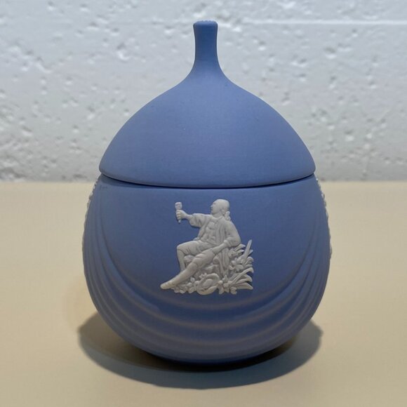 Wedgwood Blue Jasperware Small Lidded Pot with White Motif and Daisy Top - Picture 1 of 12